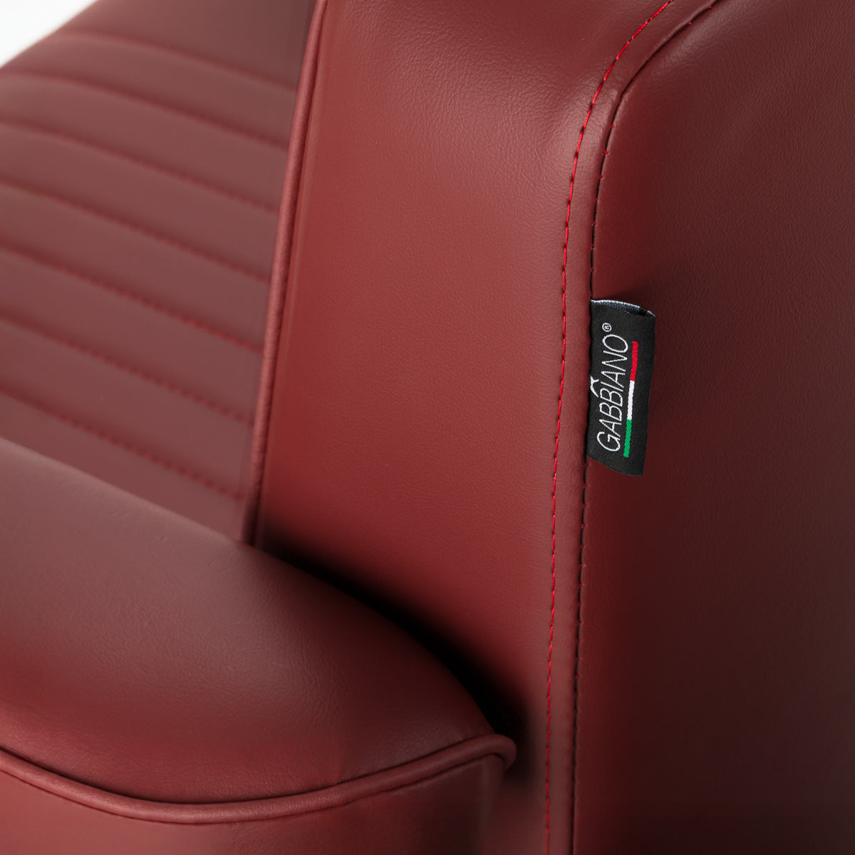 Gabbiano Visionerio+ sillón de barbero hidráulico – Rojo, estructura cromada; etiqueta Gabbiano y tapizado lateral