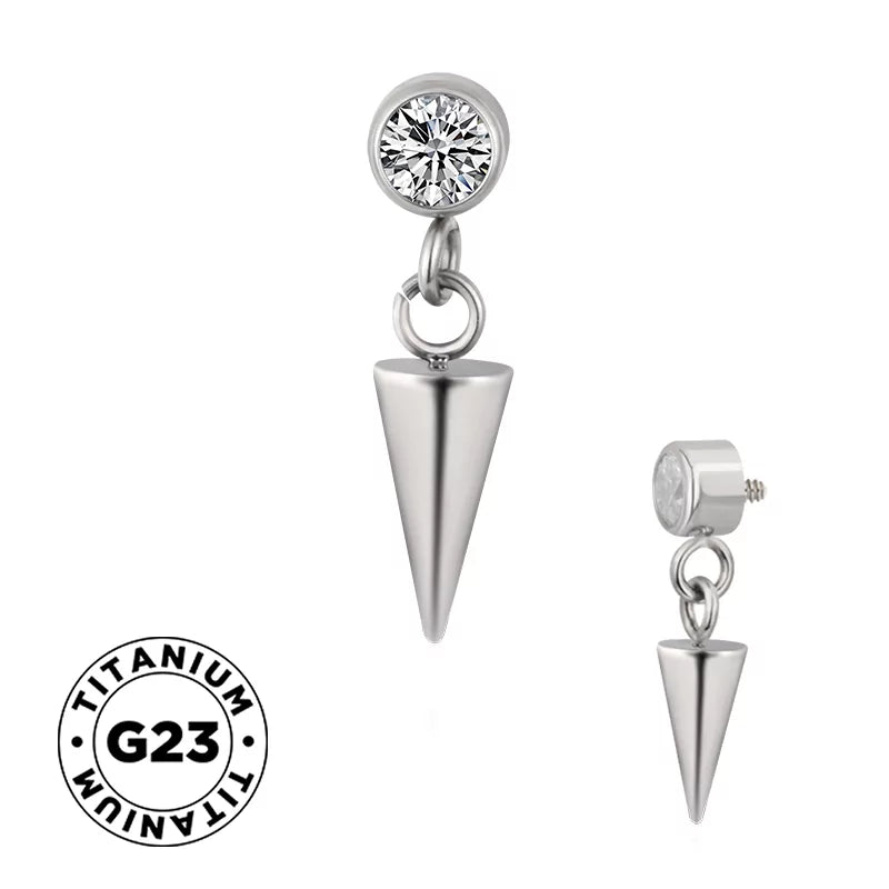 Anillo de titanio con pincho y bisel