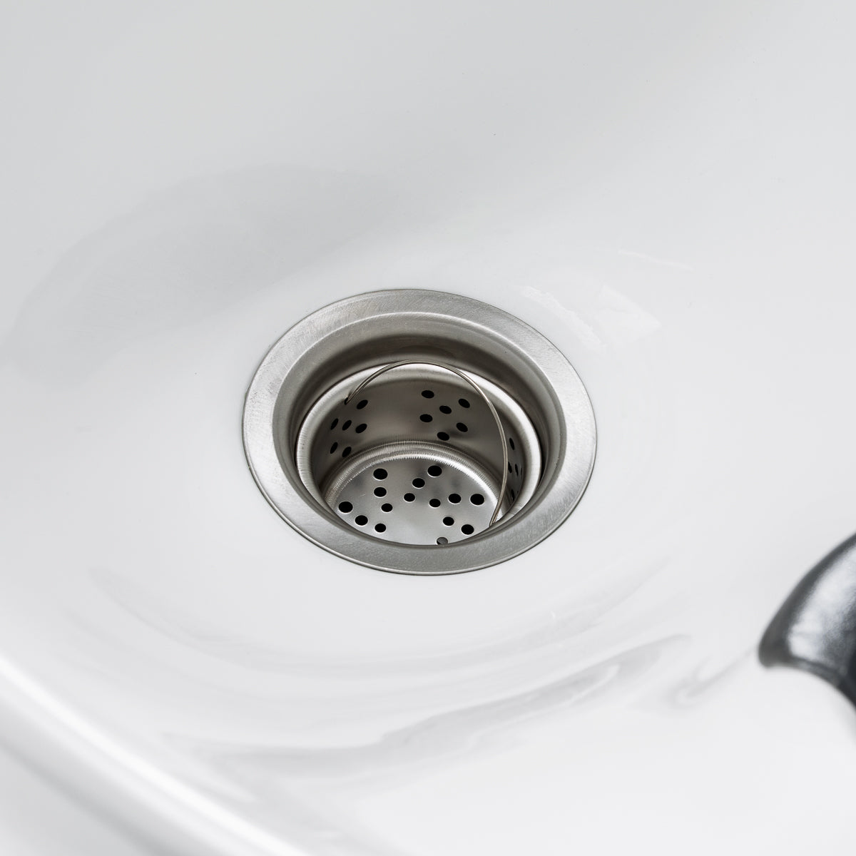 Chrome fittings and shower head on Gabbiano Florencja wash unit