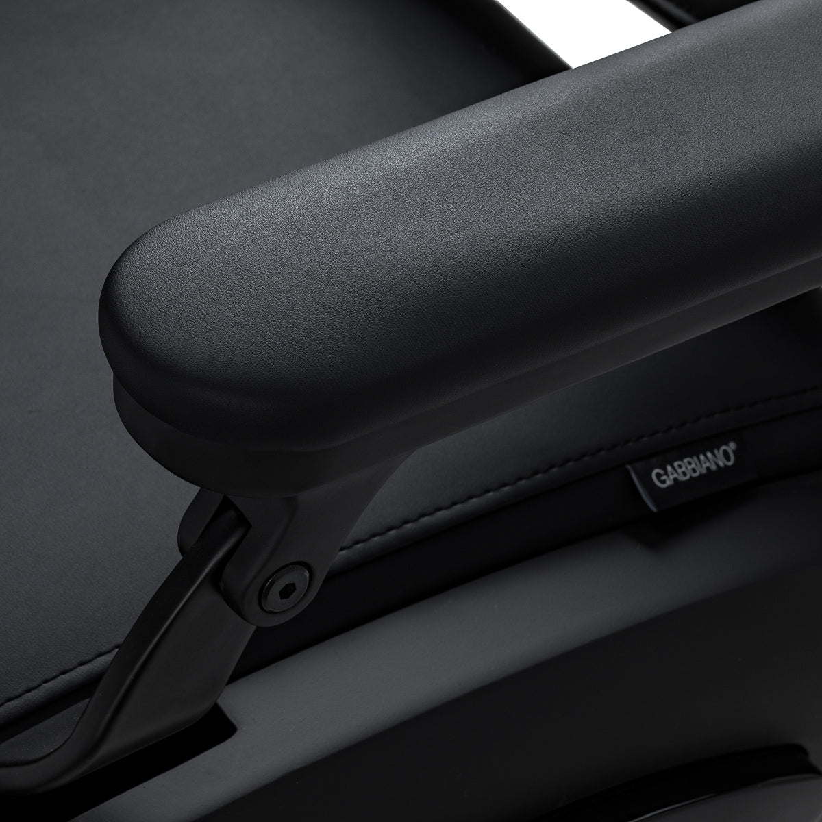 Gabbiano Francesco Sillón De Barbería Con Masaje – Negro, Base Negra · Detalle del reposabrazos
