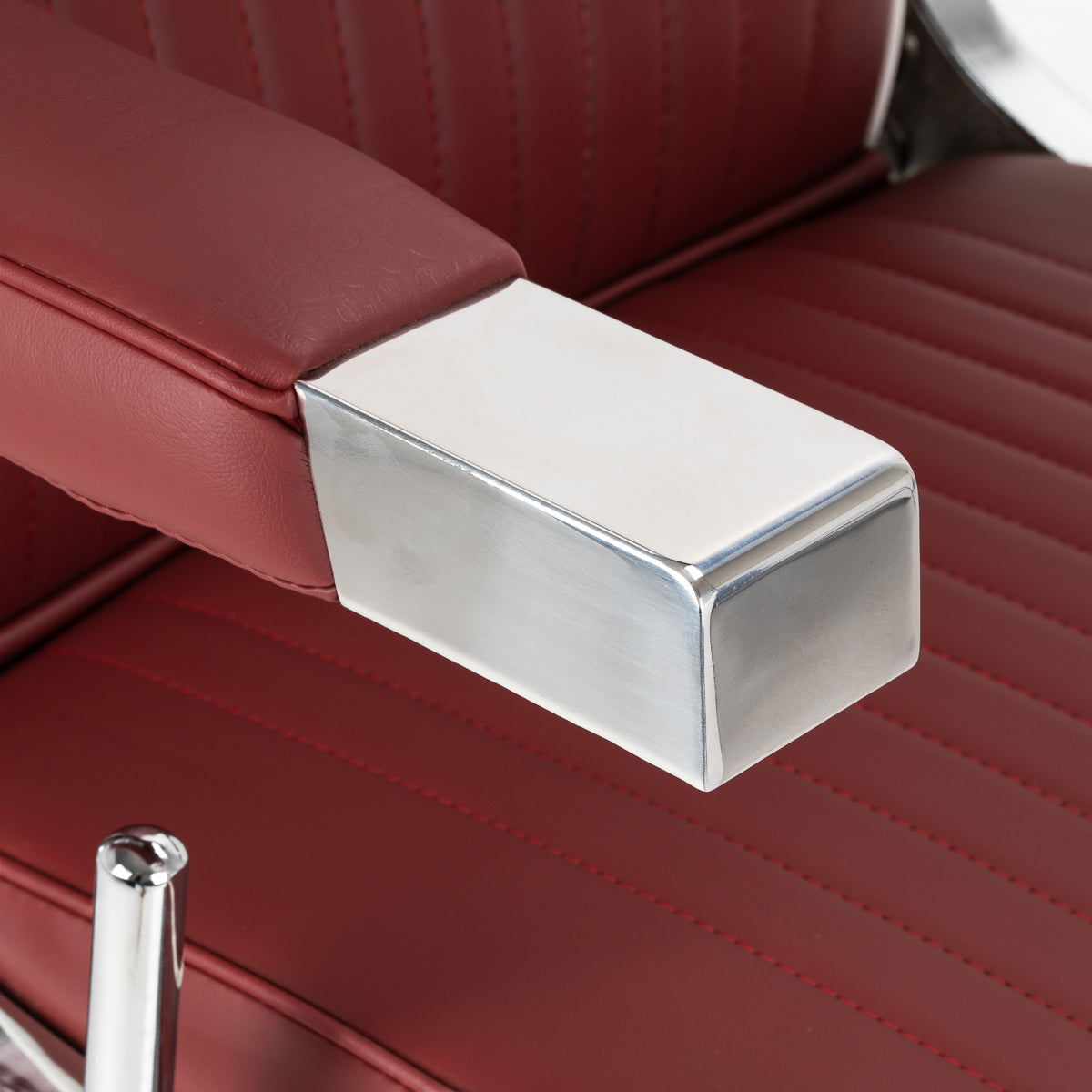 Gabbiano Visionerio+ sillón de barbero hidráulico – Rojo, estructura cromada; detalle del extremo cromado del apoyabrazos